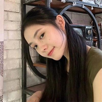 穿条纹衣的男孩